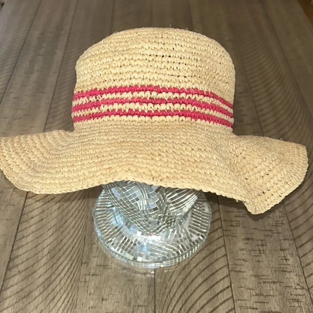 Fun 🤩 Hat 👒 fabulously flexible Pack away!!! ✈️ 🏝️ 🕶️ 👄 💄 Pink Stripes